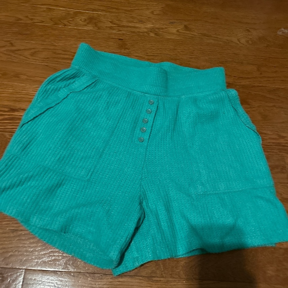 green comfy sweat shorts from tjmaxx. tags off but like-new condition!